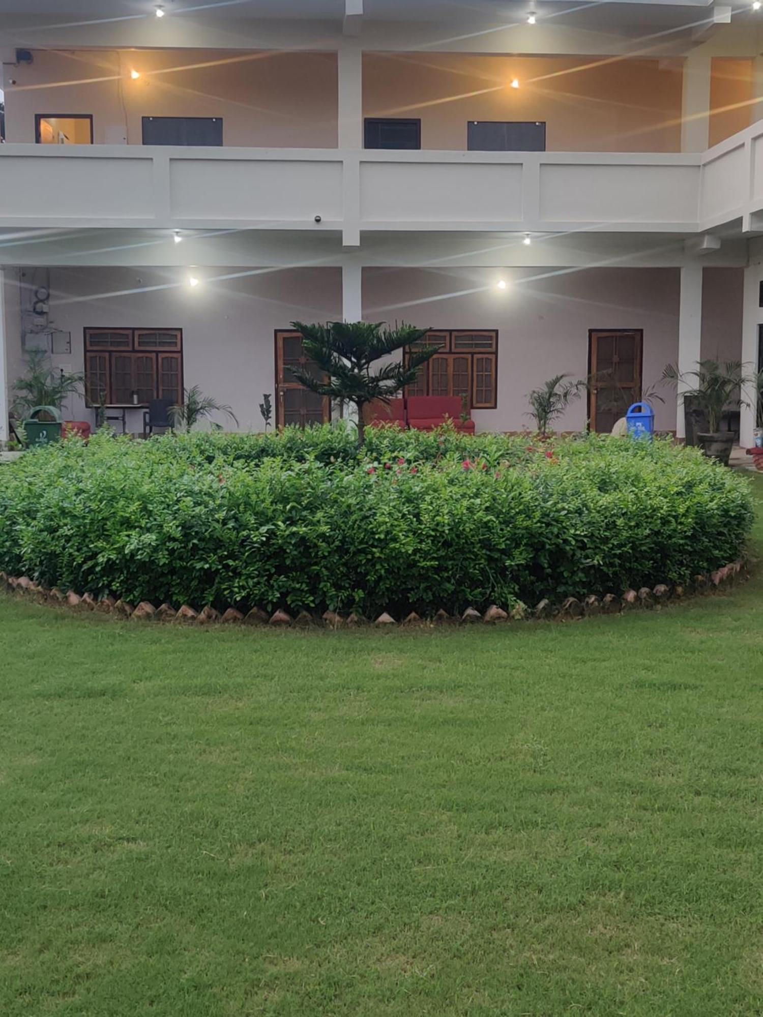 Jp International Naimisharanya Hotel Exterior foto